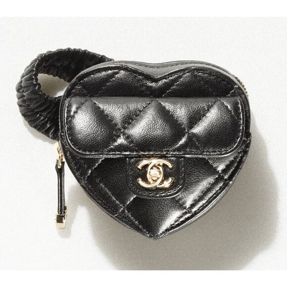 Chanel 22S Black Runway Heart Mini Lambskin Quilted Flap Zipped Arm Coin Purse - Picture 1 of 12